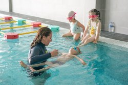 L’ECOLE SWIM STARS VOUS AIDE À APPRIVOISER L’EAU