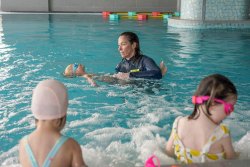 L’ECOLE SWIM STARS VOUS AIDE À APPRIVOISER L’EAU